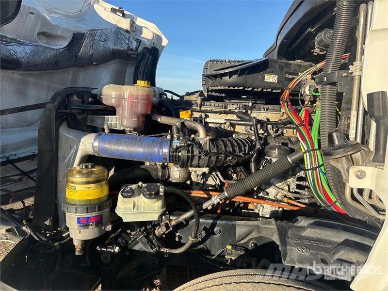 Freightliner Cascadia 6x4 T/A Sleeper Truck Tractor Trekkers