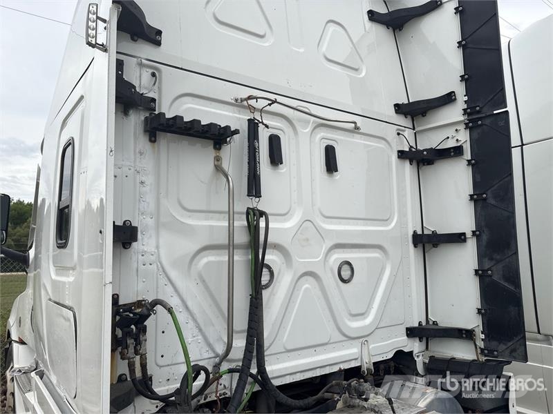 Freightliner Cascadia 6x4 T/A Sleeper Truck Tractor (Inoperable Cabezas tractoras