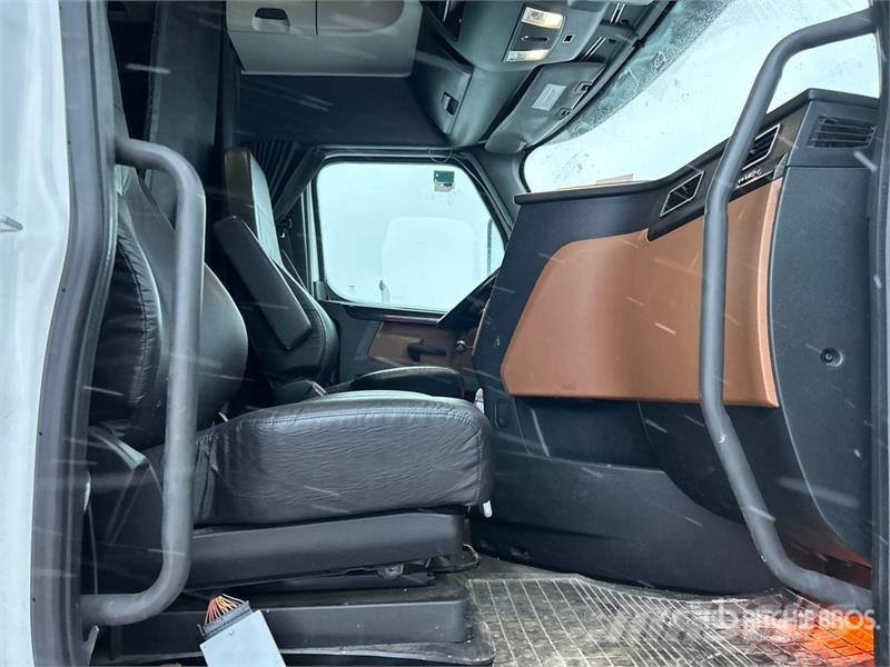 Freightliner Cascadia 126 6x4 T/A Sleeper Truck Tractor Naudoti vilkikai