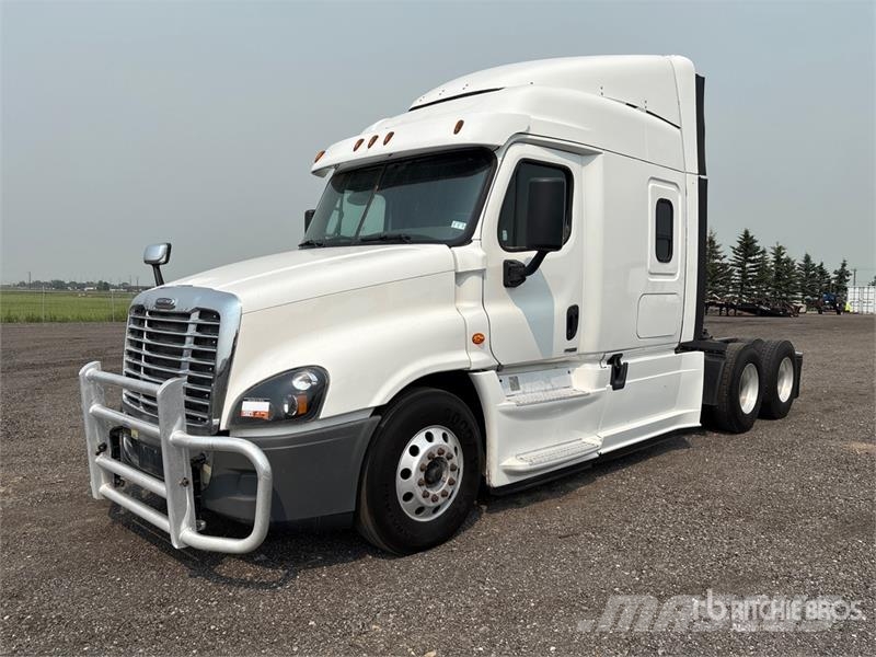 Freightliner Cascadia 125 6x4 T/A Sleeper Truck Tractor Vetopöytäautot