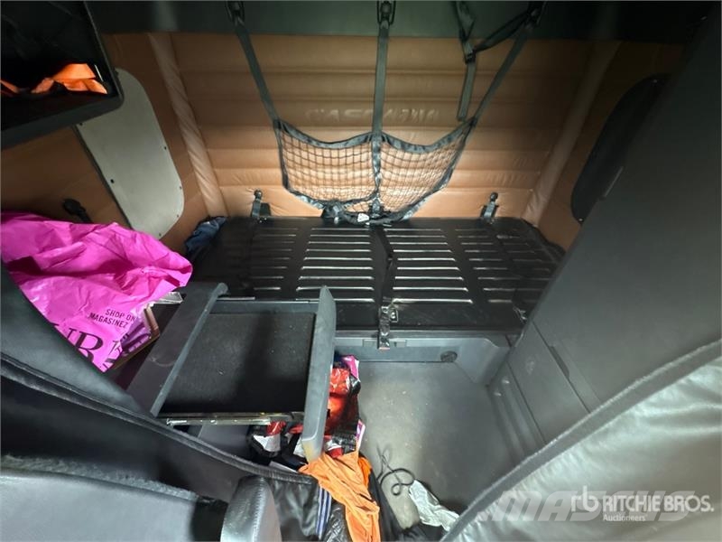 Freightliner Cascadia 6x4 T/A Sleeper Truck Tractor (Inoperable Cabezas tractoras