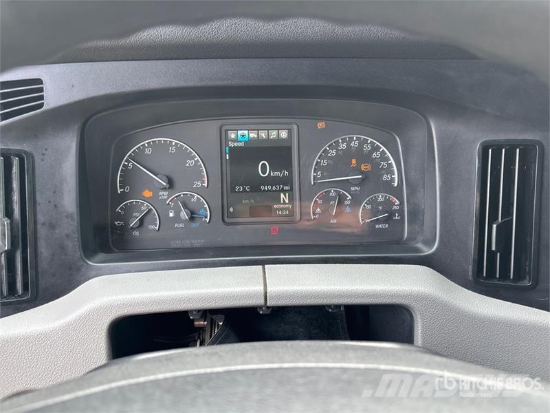 Freightliner Cascadia 126 6x4 T/A Sleeper Truck Tractor Tegljači