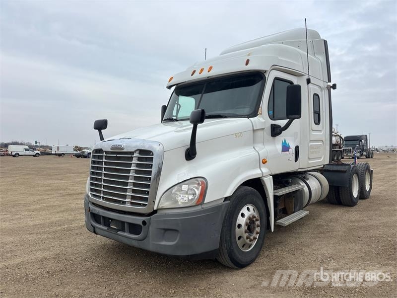 Freightliner Cascadia 125 6x4 T/A Sleeper Truck Tractor Vlačilci