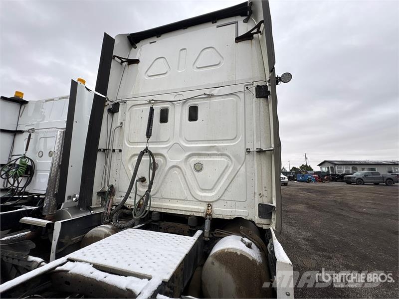 Freightliner Cascadia 125 6x4 T/A Sleeper Truck Tractor Sattelzugmaschinen