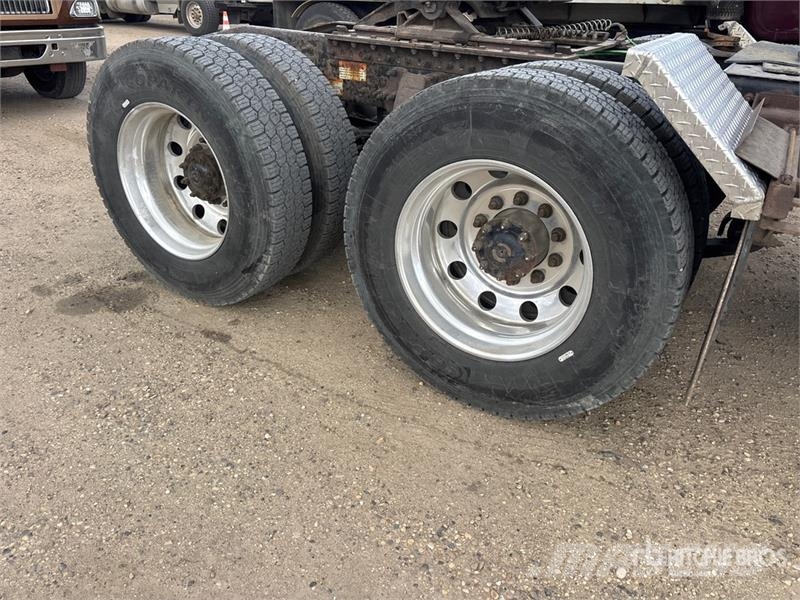 Freightliner Cascadia 126 6x4 T/A Sleeper Truck Tractor Sattelzugmaschinen