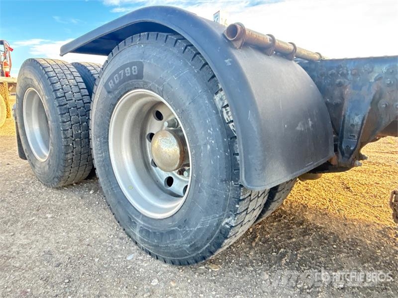 Freightliner Cascadia 126 6x4 T/A Sleeper Truck Tractor (Inoper Tegljači