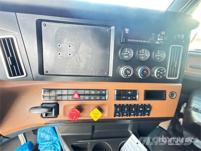 Freightliner Cascadia 126 6x4 T/A Sleeper Truck Tractor Седельные тягачи