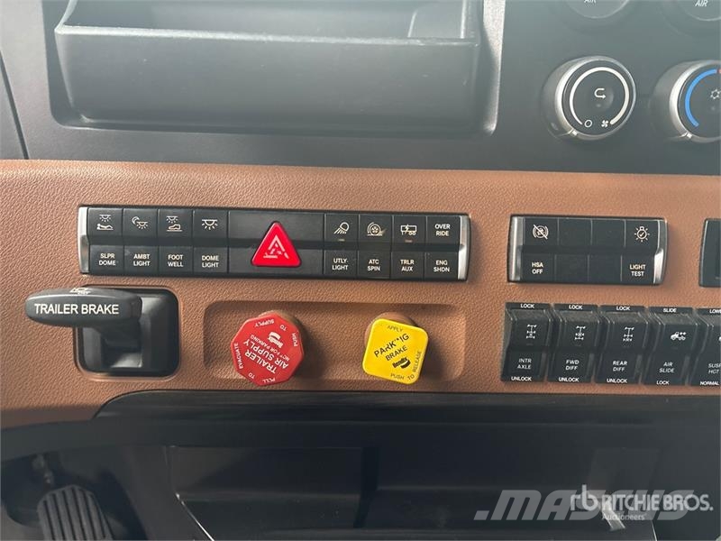 Freightliner Cascadia 126 6x4 T/A Sleeper Truck Tractor Autotractoare