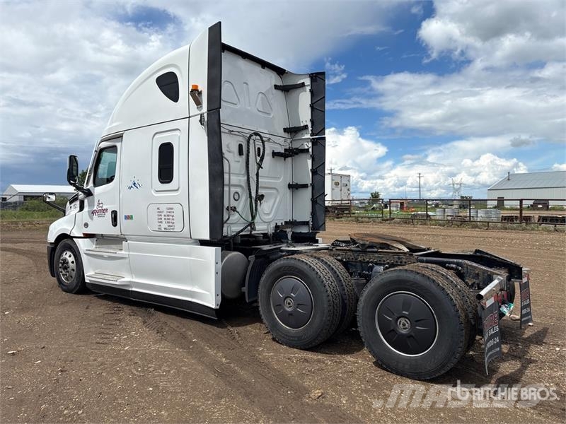 Freightliner Cascadia 126 6x4 T/A Sleeper Truck Tractor Camiones tractor