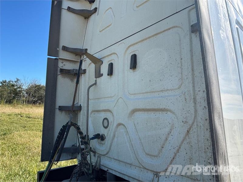 Freightliner Cascadia 126 6x4 T/A Sleeper Truck Tractor (Inoper Camiones tractor
