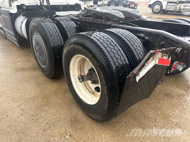 Freightliner Cascadia 126 6x4 T/A Sleeper Truck Tractor Tegljači