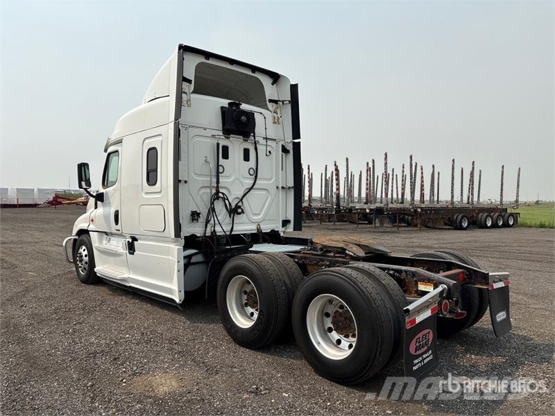Freightliner Cascadia 125 6x4 T/A Sleeper Truck Tractor Vetopöytäautot