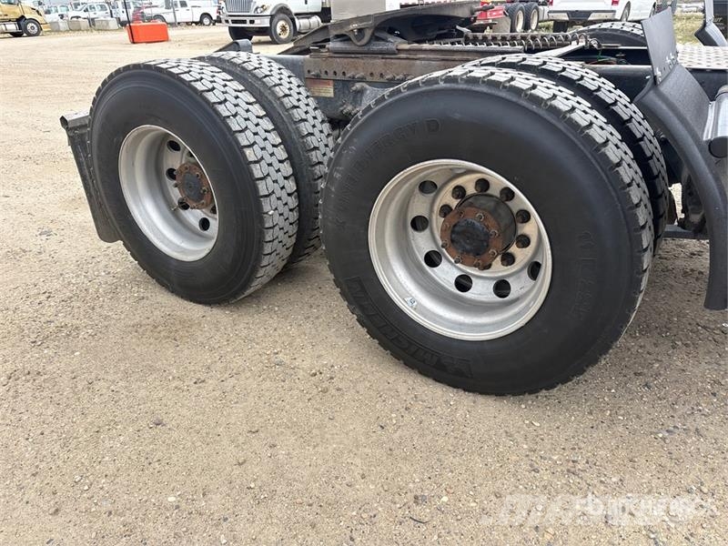 Freightliner Cascadia 126 6x4 T/A Sleeper Truck Tractor Vilcēji