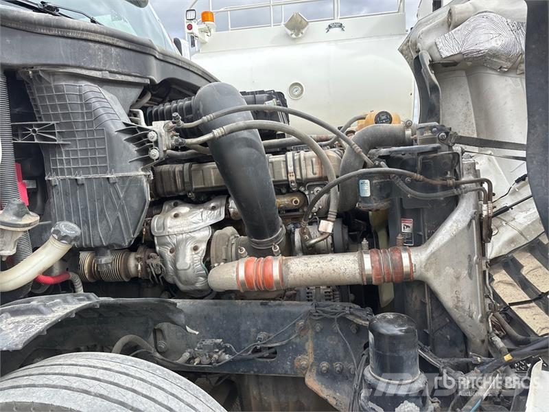 Freightliner Cascadia 126 6x4 T/A Sleeper Truck Tractor Cabezas tractoras