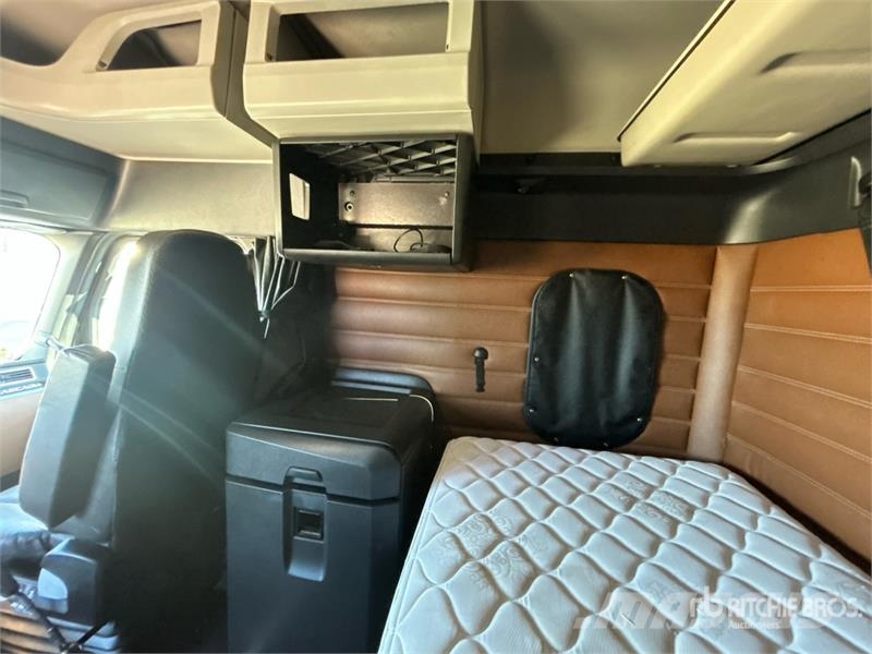 Freightliner Cascadia 126 6x4 T/A Sleeper Truck Tractor Седельные тягачи