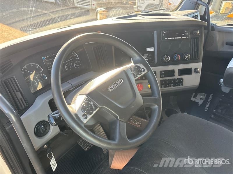 Freightliner Cascadia 6x4 T/A Sleeper Truck Tractor Tegljači