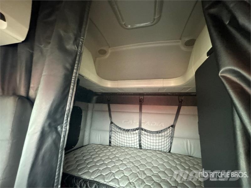 Freightliner Cascadia 126 6x4 T/A Sleeper Truck Tractor Vetopöytäautot