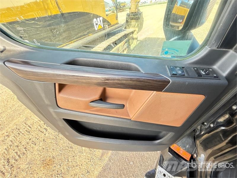 Freightliner Cascadia 126 6x4 T/A Sleeper Truck Tractor Седельные тягачи