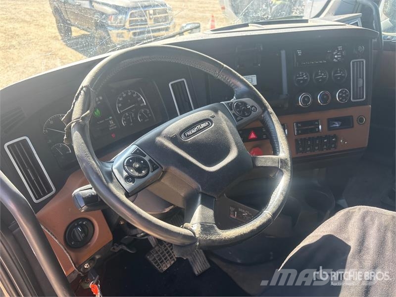 Freightliner Cascadia 126 6x4 T/A Sleeper Truck Tractor Тягачі
