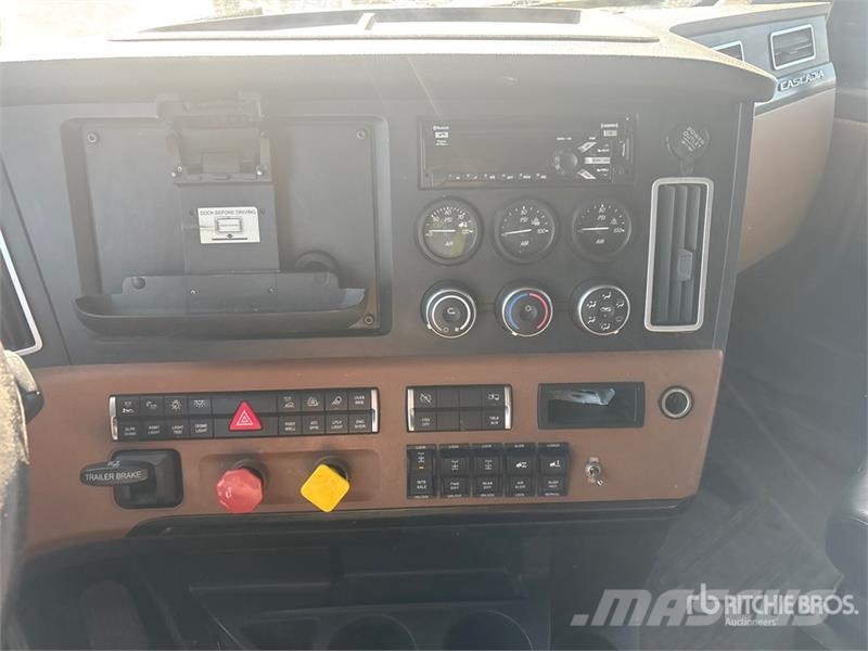 Freightliner Cascadia 126 6x4 T/A Sleeper Truck Tractor Тягачі