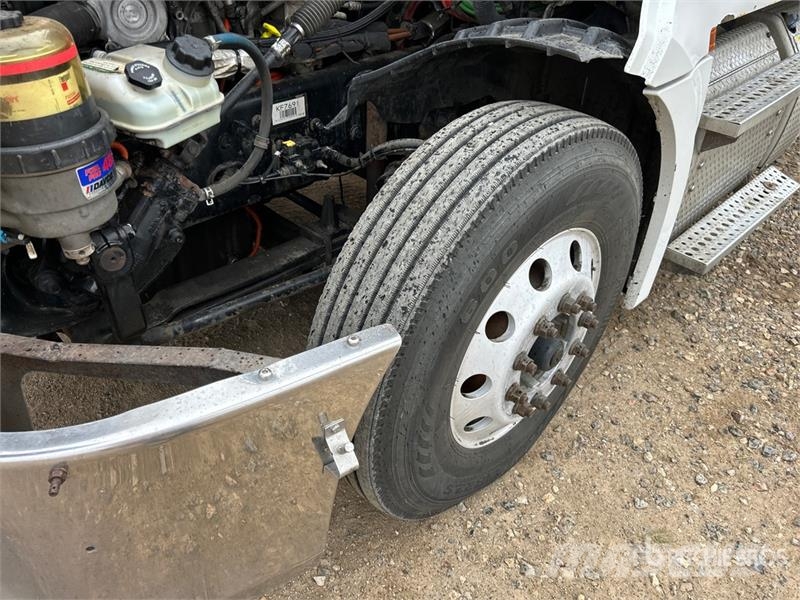 Freightliner Cascadia 126 6x4 T/A Sleeper Truck Tractor Tractor Units