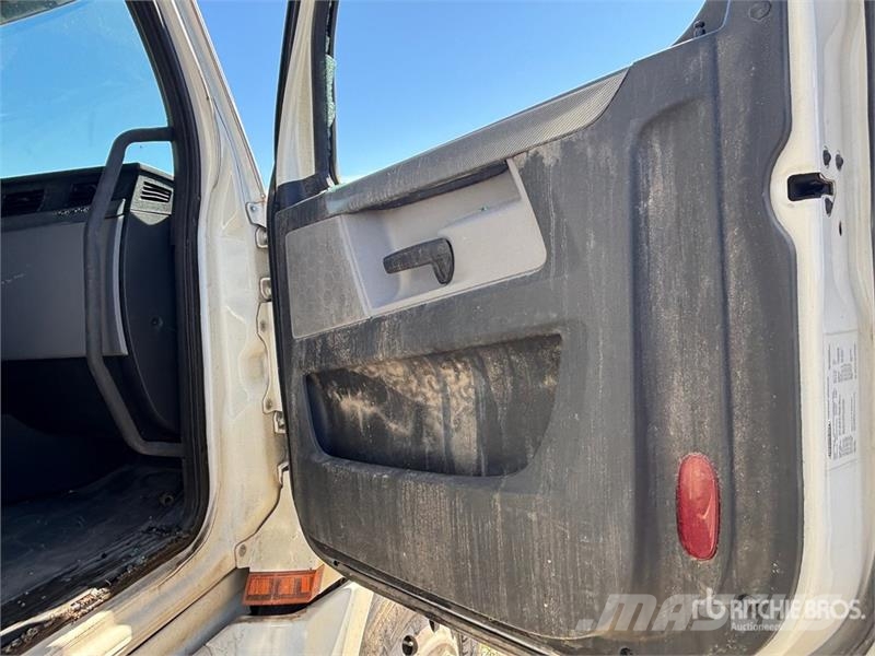 Freightliner Cascadia 126 6x4 T/A Sleeper Truck Tractor (Inoper Camiones tractor