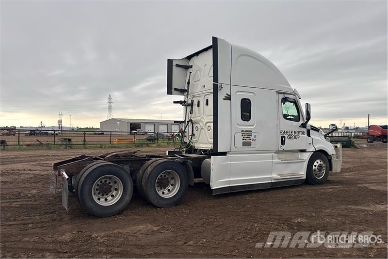 Freightliner Cascadia 126 6x4 T/A Sleeper Truck Tractor Тягачі
