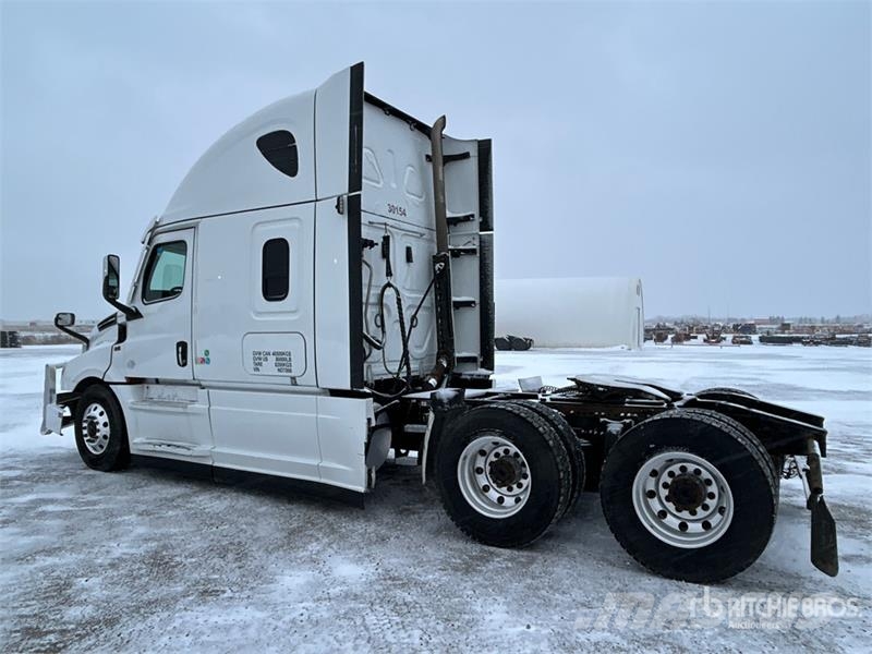 Freightliner Cascadia 126 6x4 T/A Sleeper Truck Tractor Naudoti vilkikai