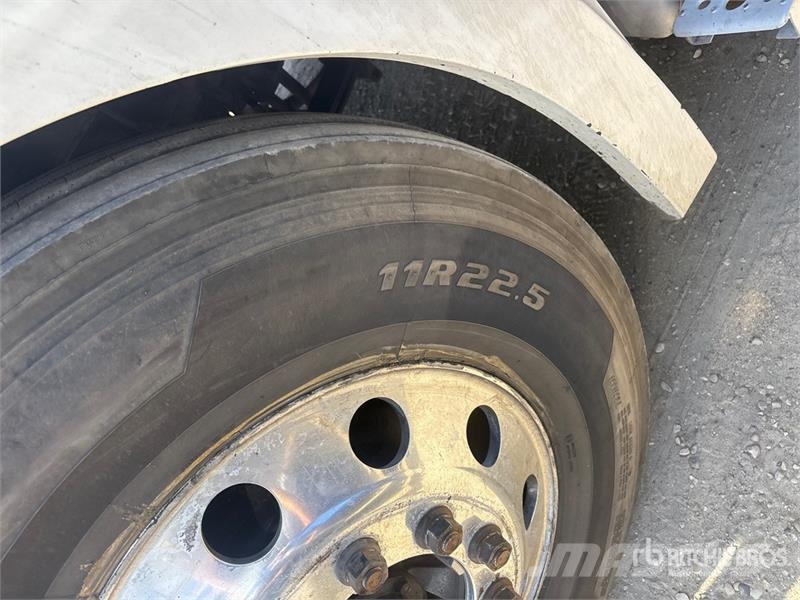 Freightliner Cascadia 126 6x4 T/A Sleeper Truck Tractor Тягачі