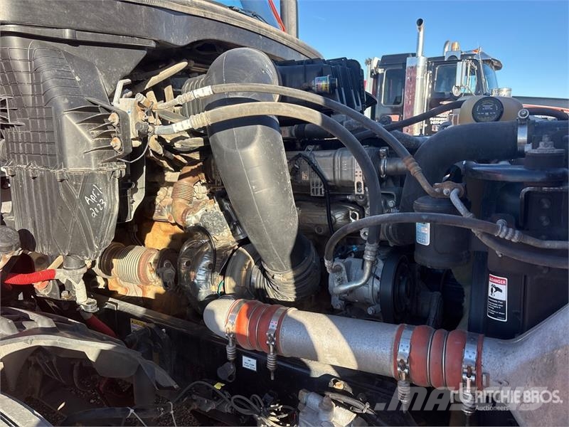 Freightliner Cascadia 126 6x4 T/A Sleeper Truck Tractor Cavalos mecânicos