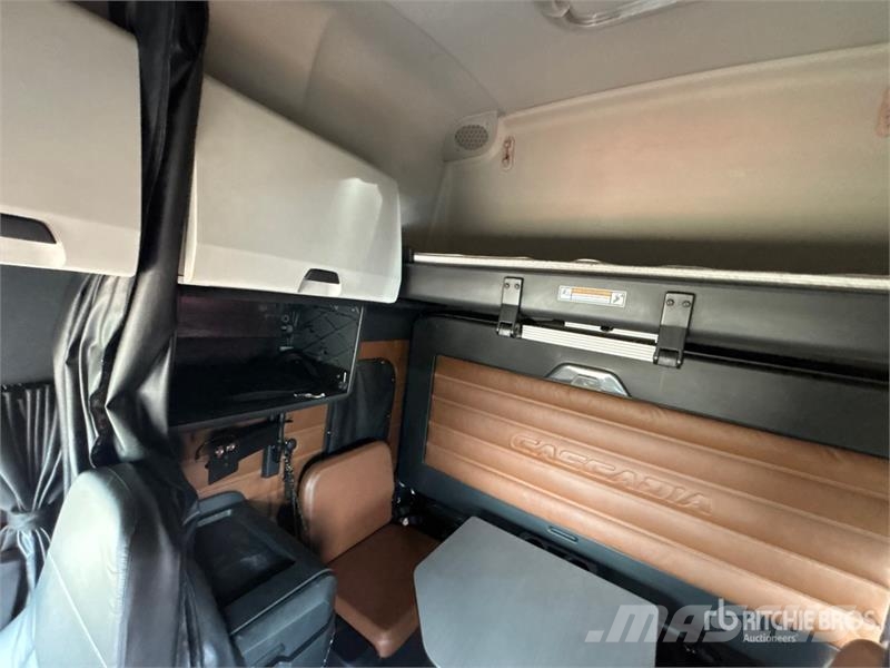 Freightliner Cascadia 126 6x4 T/A Sleeper Truck Tractor (Inoper Motrici e Trattori Stradali