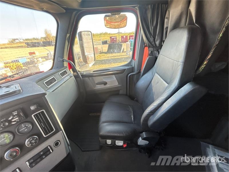 Freightliner Cascadia 126 6x4 T/A Sleeper Truck Tractor Traktorske jedinice