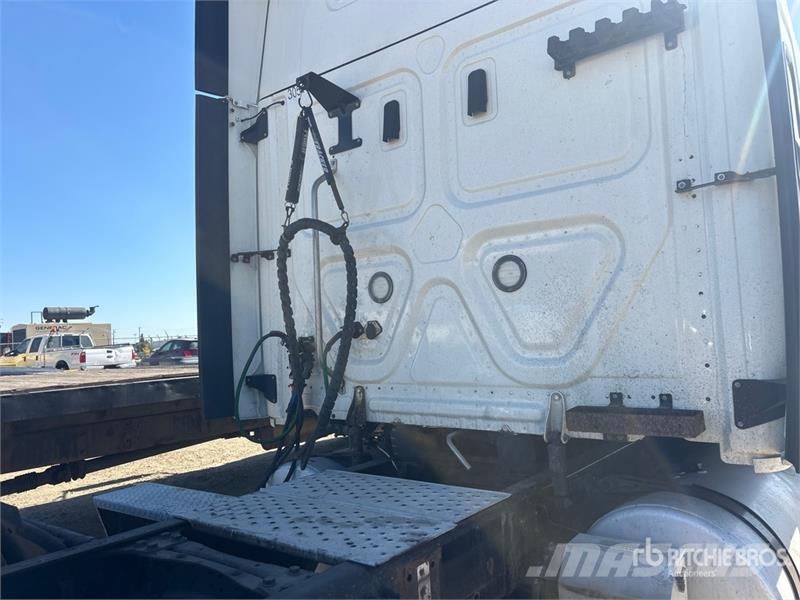 Freightliner Cascadia 126 6x4 T/A Sleeper Truck Tractor Тягачі