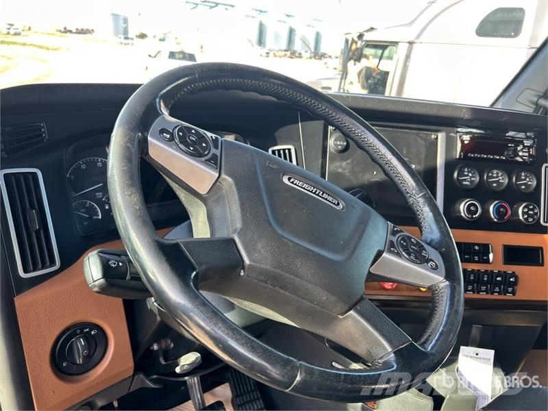 Freightliner Cascadia 126 6x4 T/A Sleeper Truck Tractor Traktorske jedinice