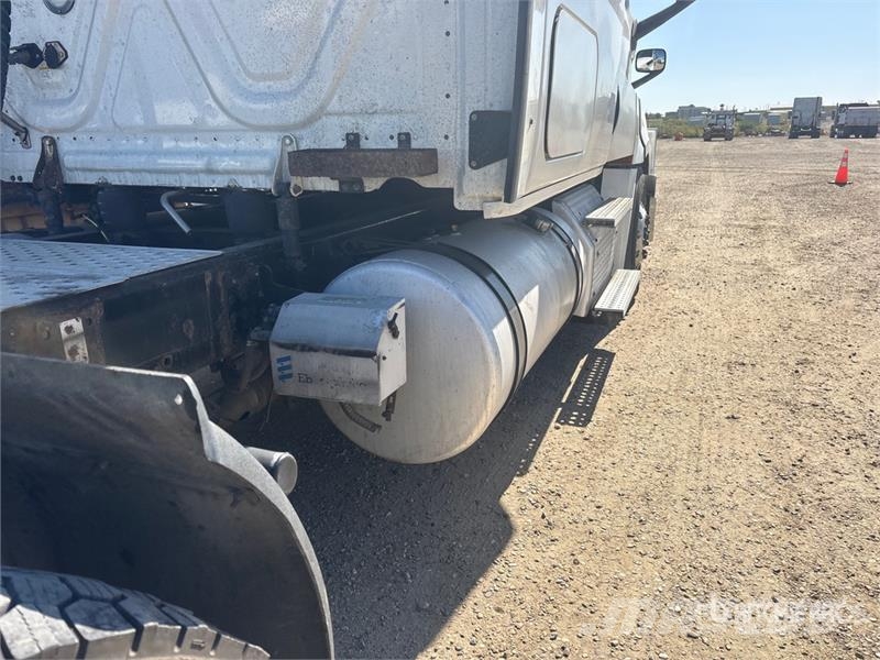 Freightliner Cascadia 126 6x4 T/A Sleeper Truck Tractor Тягачі