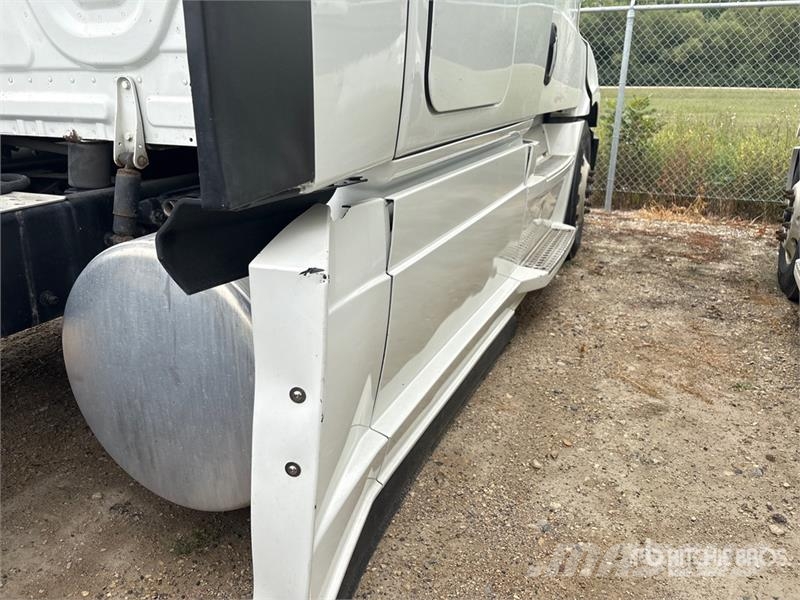 Freightliner Cascadia 6x4 T/A Sleeper Truck Tractor (Inoperable Cabezas tractoras