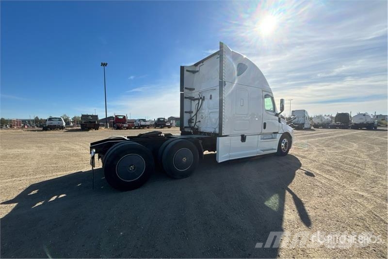 Freightliner Cascadia 126 6x4 T/A Sleeper Truck Tractor Vetopöytäautot