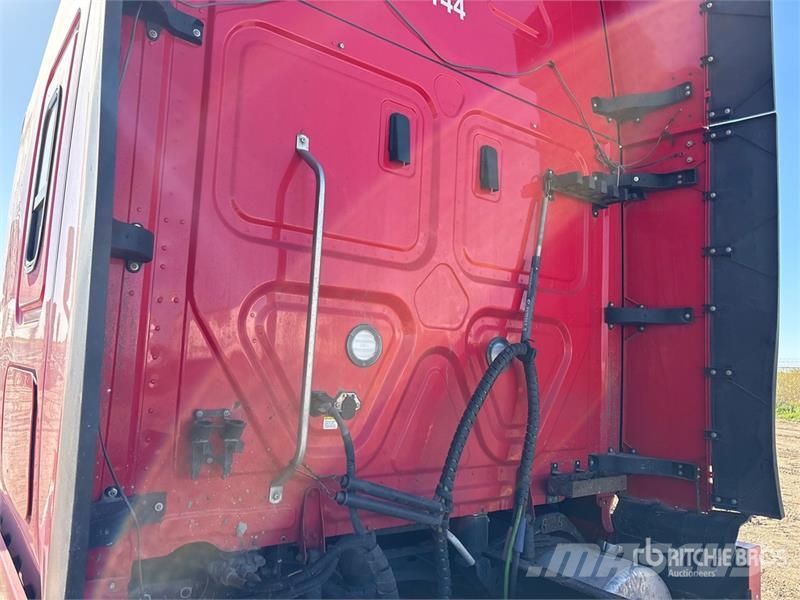 Freightliner Cascadia 126 T/A Sleeper Truck Tractor Camiones tractor