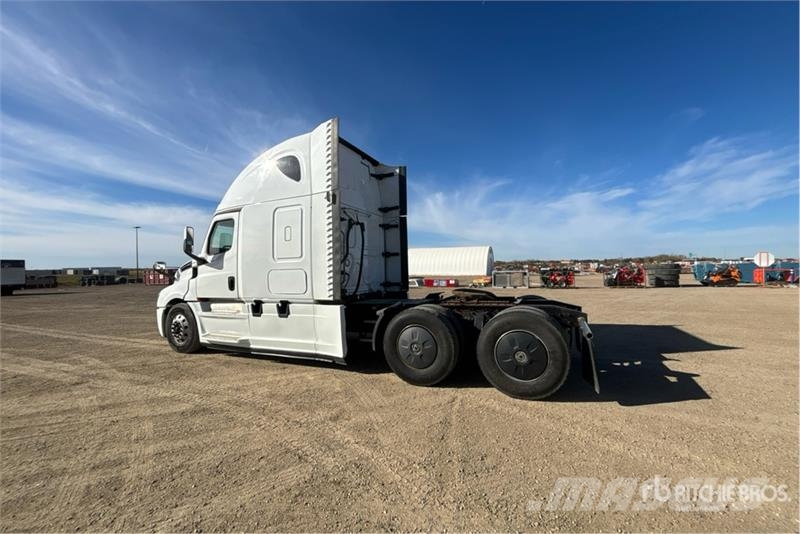 Freightliner Cascadia 126 6x4 T/A Sleeper Truck Tractor Vetopöytäautot