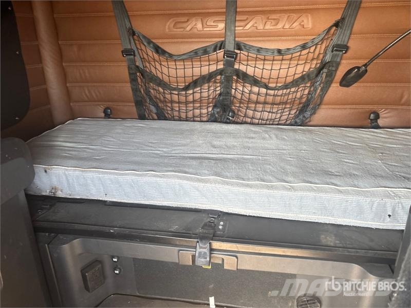 Freightliner Cascadia 126 6x4 T/A Sleeper Truck Tractor Тягачі