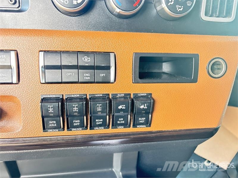 Freightliner Cascadia 126 6x4 T/A Sleeper Truck Tractor Седельные тягачи