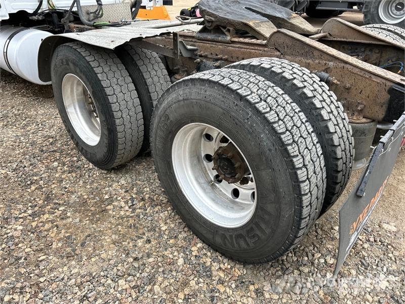 Freightliner Cascadia 126 6x4 T/A Sleeper Truck Tractor Tractor Units