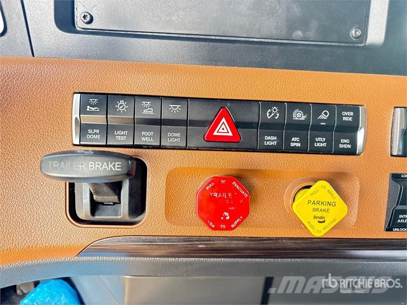 Freightliner Cascadia 126 6x4 T/A Sleeper Truck Tractor Седельные тягачи
