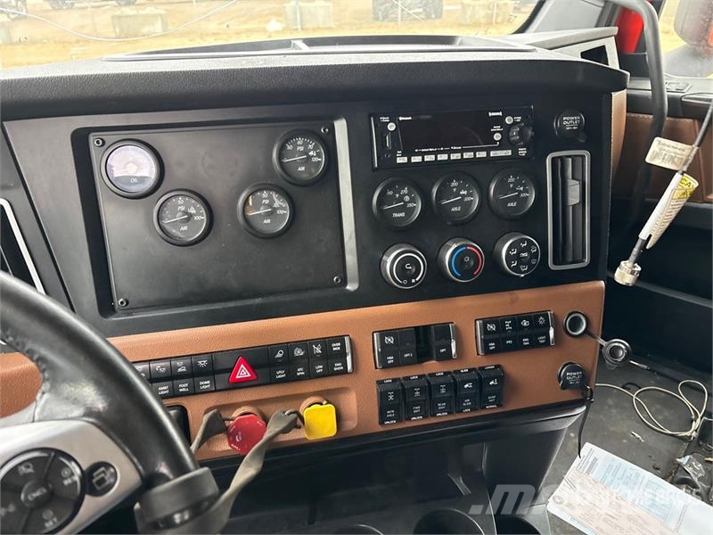 Freightliner Cascadia 126 6x4 T/A Sleeper Truck Tractor (Inoper Truck Tractor Units