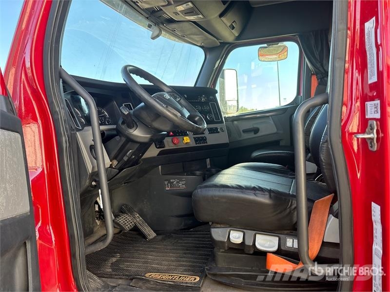 Freightliner Cascadia 126 6x4 T/A Sleeper Truck Tractor Traktorske jedinice