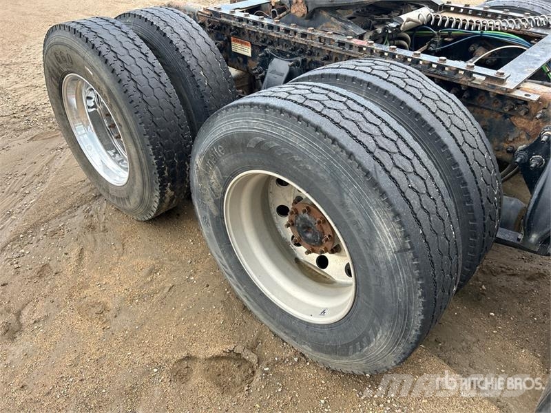 Freightliner Cascadia 126 6x4 T/A Sleeper Truck Tractor (Inoper وحدات الجر