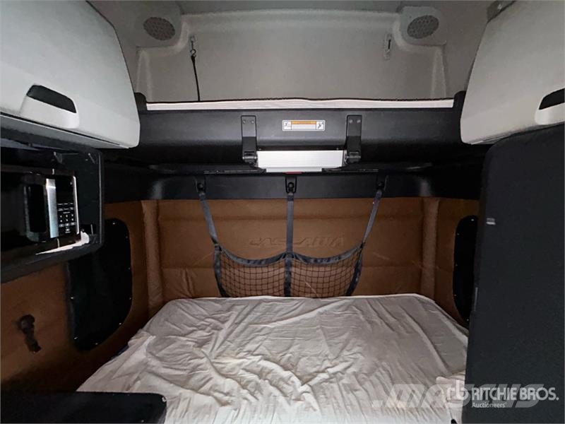 Freightliner Cascadia 126 6x4 T/A Sleeper Truck Tractor Truck Tractor Units