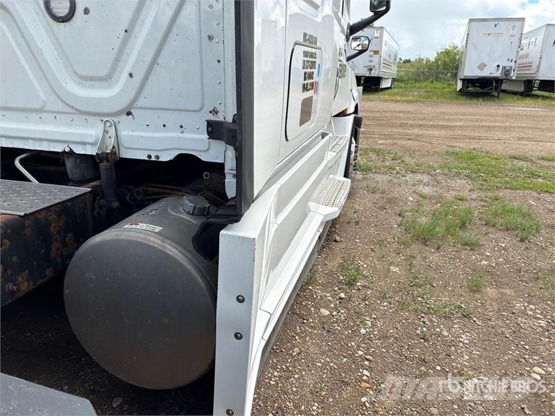 Freightliner Cascadia 126 6x4 T/A Sleeper Truck Tractor Тягачі