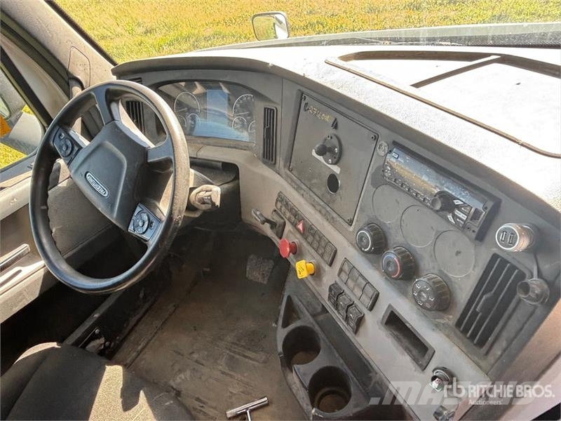 Freightliner Cascadia 126 6x4 T/A Sleeper Truck Tractor (Inoper Camiones tractor