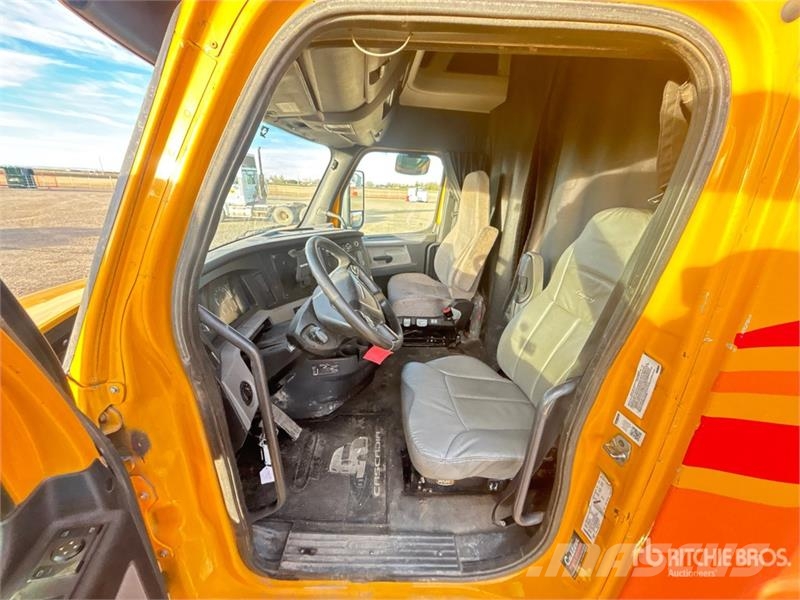 Freightliner Cascadia 126 6x4 T/A Sleeper Truck Tractor (Inoper Tegljači